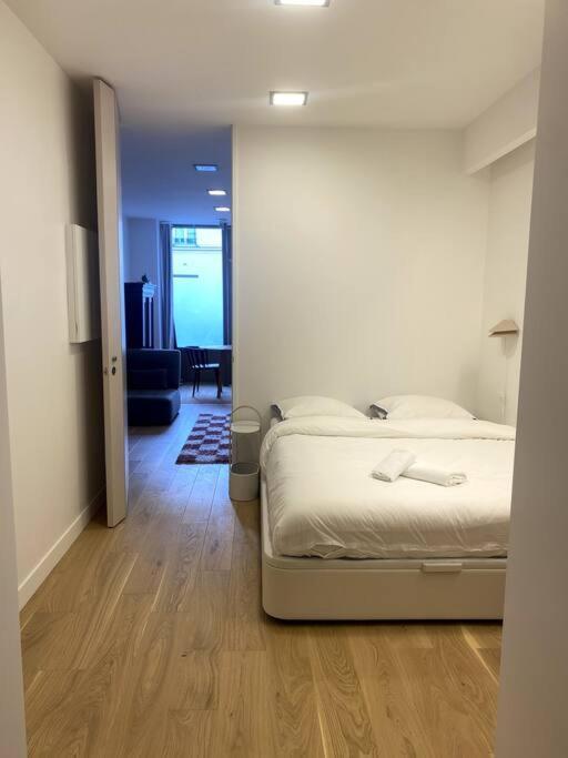 Modern Parisian Flat In Montparnasse Area Parijs